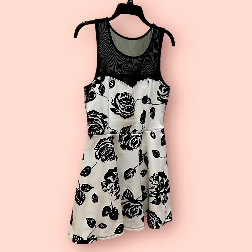 Adorable short floral dress. All occasion. Mesh top, flare skirt. Size L